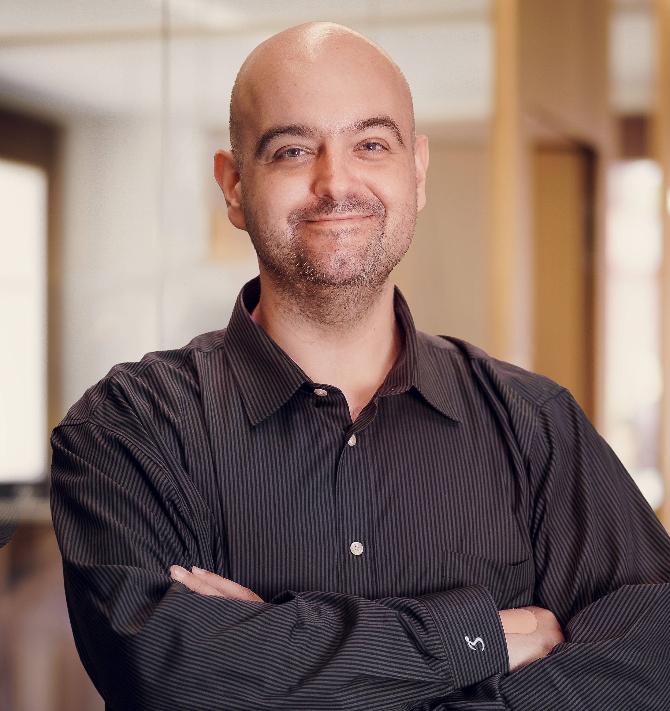 8 Jahre Ruhe, Struktur und trockener Humor